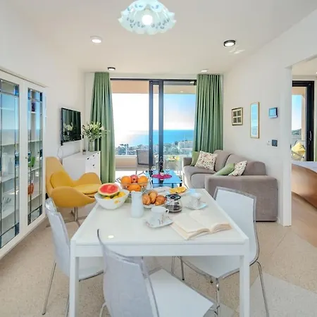 A3 Montovjerna - Panoramic Terrace Getaway アパート