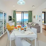 A3 Montovjerna - Panoramic Terrace Getaway Apartment