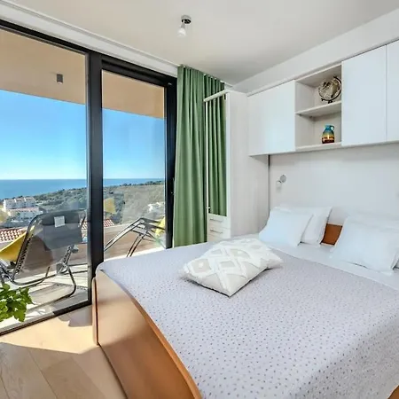 A3 Montovjerna - Panoramic Terrace Getaway Apartment *