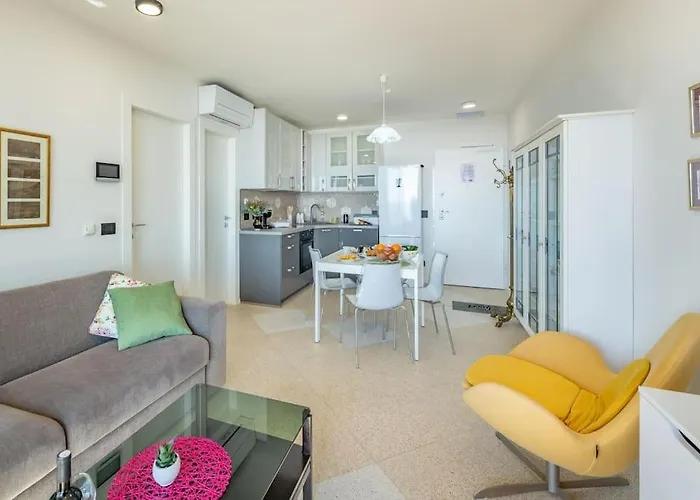 A3 Montovjerna - Panoramic Terrace Getaway Apartman *