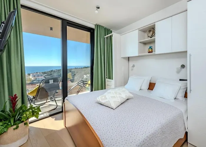 A3 Montovjerna - Panoramic Terrace Getaway Apartman *