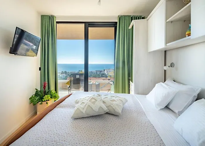 A3 Montovjerna - Panoramic Terrace Getaway Apartman *